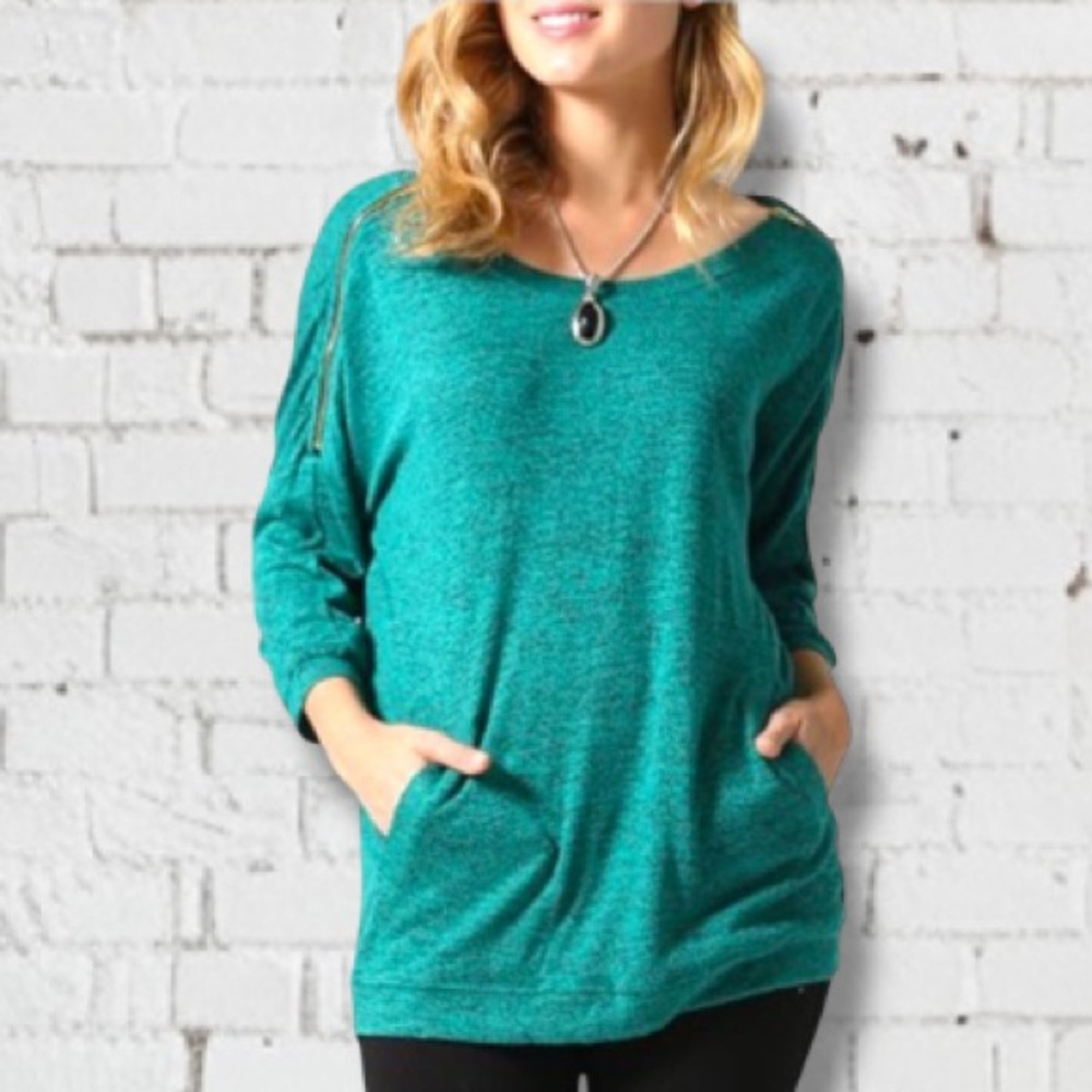 ☘️Juniper Ln Zipper Shoulder Top